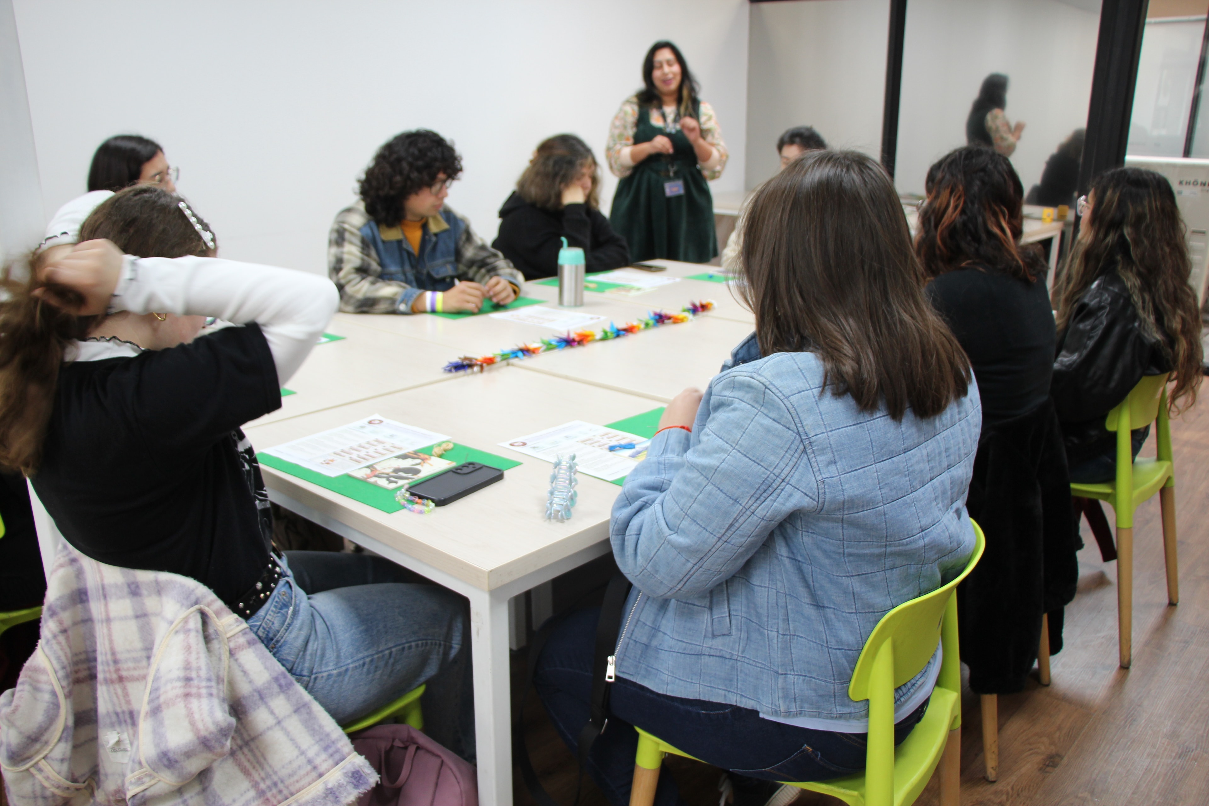 Grupo de personas aprendiendo juntas en una actividad presencial de IMPACTA.red en Santiago